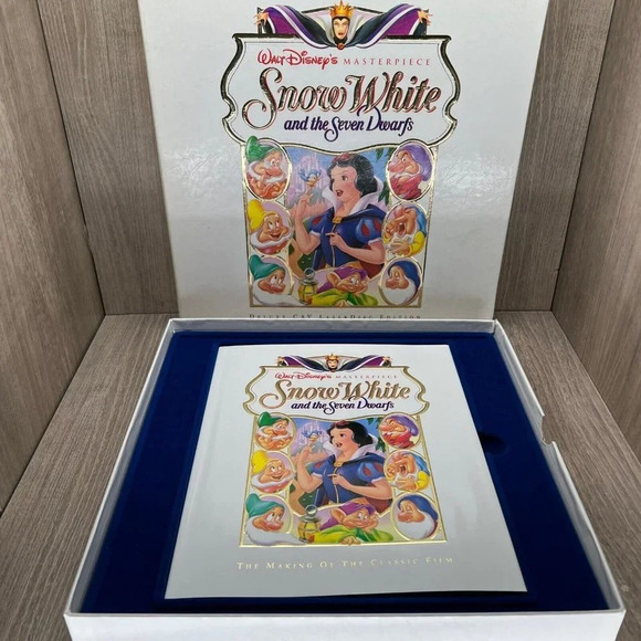Walt Disney's Snow White & The Seven Dwarfs Masterpiece Deluxe CAV LaserDisc Ed. - Picture 3 of 11
